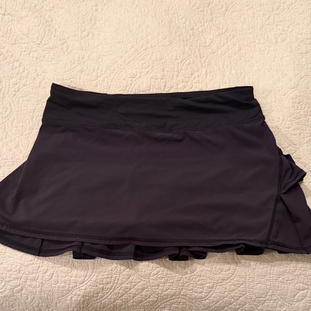 Lulu lemon Skirt no size .28 inch waist and fits like other size 6 lulu items!!